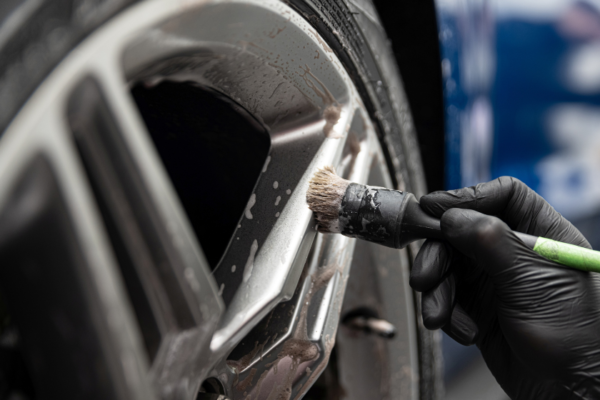 Как да накараме гумите на колата да заблестят?